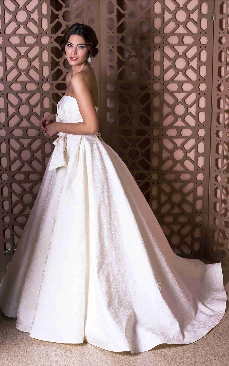 A-Line Bowed Sleeveless Long Strapless Wedding Dress