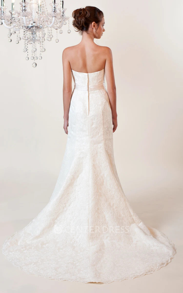 Appliqued Sleeveless Sweetheart Lace Wedding Dress With Court Train