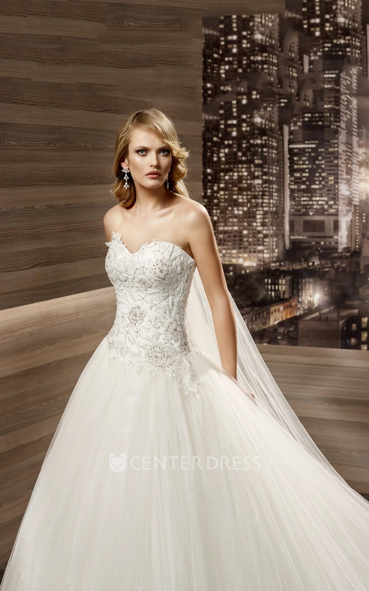 Sweetheart Court-train A-line Wedding Dress with Fine Appliques Corset And Lace-up Back